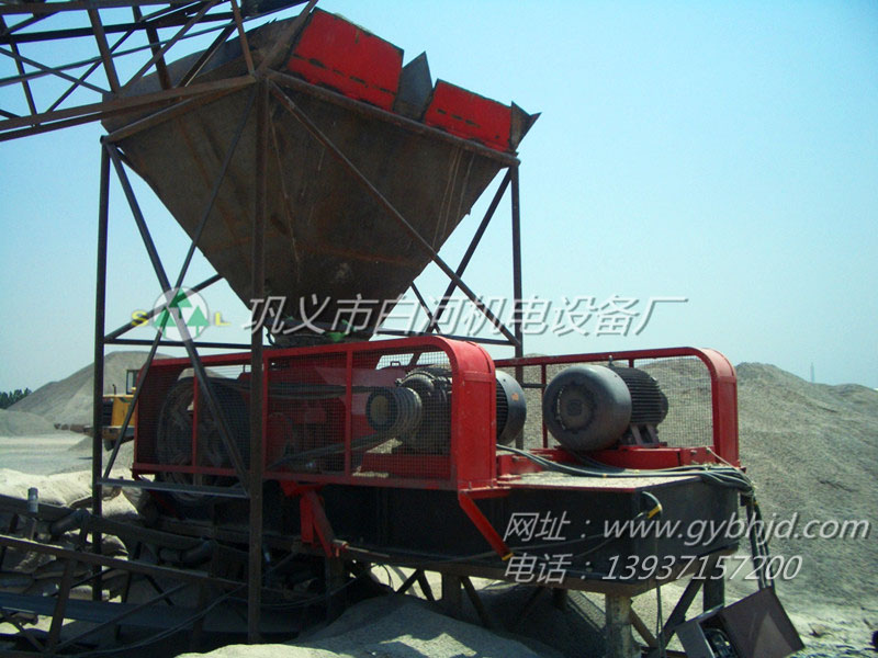 og真人游戏官网对辊制砂机河南工作现场